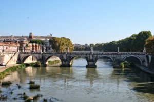 Legenda: Ponte do Rio Tribe.