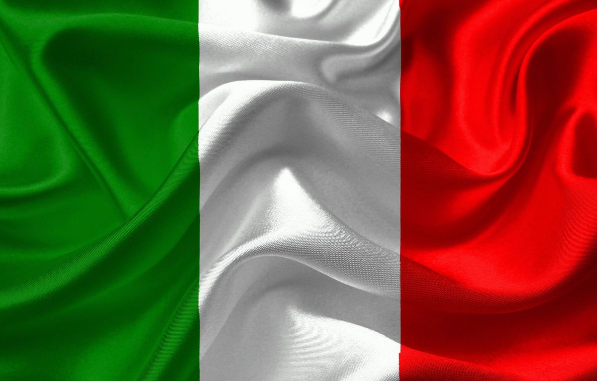 Palavra italia (tradução italiana da itália) com bandeira nacional